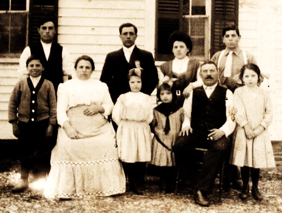 Family photo at Camillo D'Amico's farm (1909-1910)
