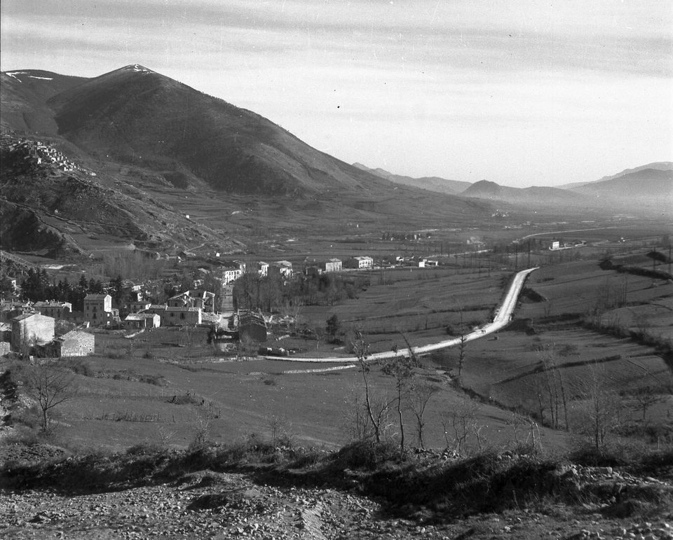 Black-and-white panoramic view of Alfedena and the surrounding mountains in 1946, view 1