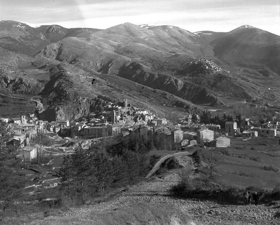 Black-and-white panoramic view of Alfedena and the surrounding mountains in 1946, view 2
