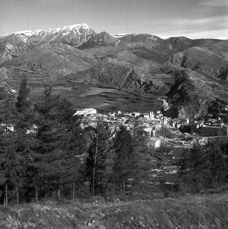 Black-and-white panoramic view of Alfedena and the surrounding mountains in 1946, view 3